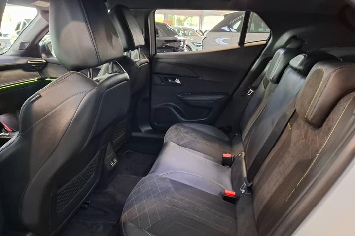 Hvid Peugeot e-2008 fra 2023