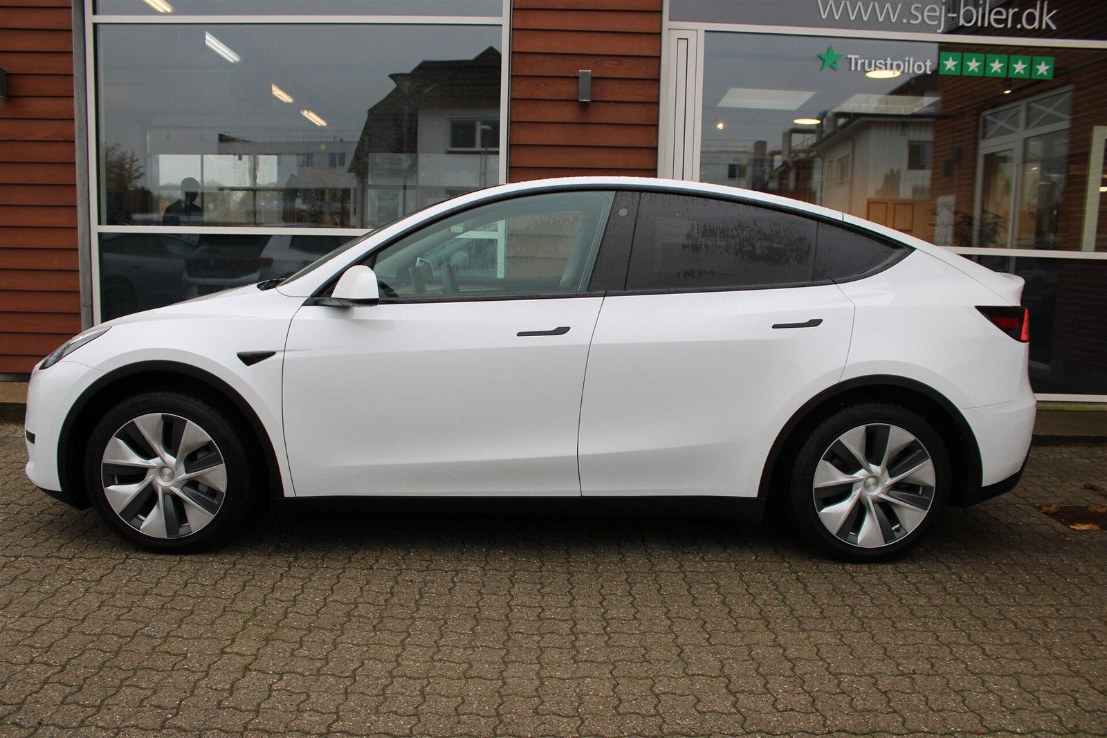 Hvid Tesla Model Y fra 2023