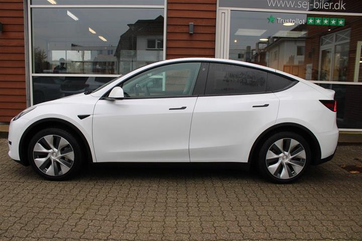Hvid Tesla Model Y fra 2023