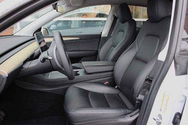 Hvid Tesla Model Y fra 2023