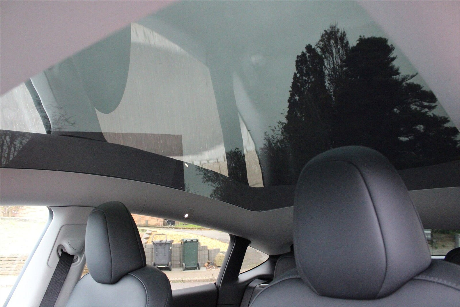 Hvid Tesla Model Y fra 2023