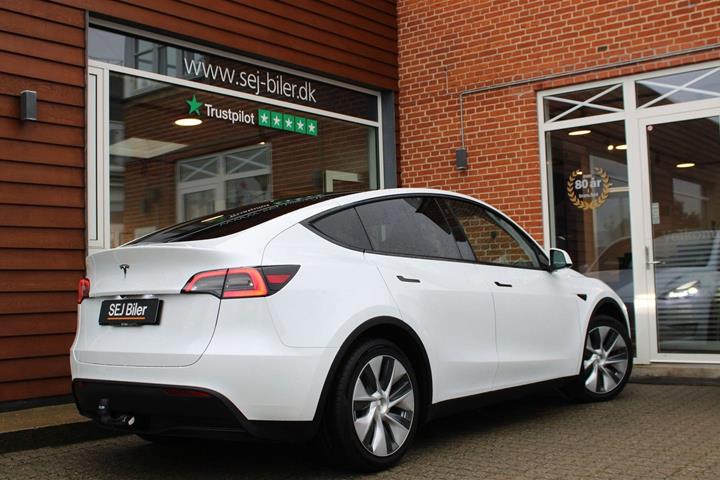 Hvid Tesla Model Y fra 2023