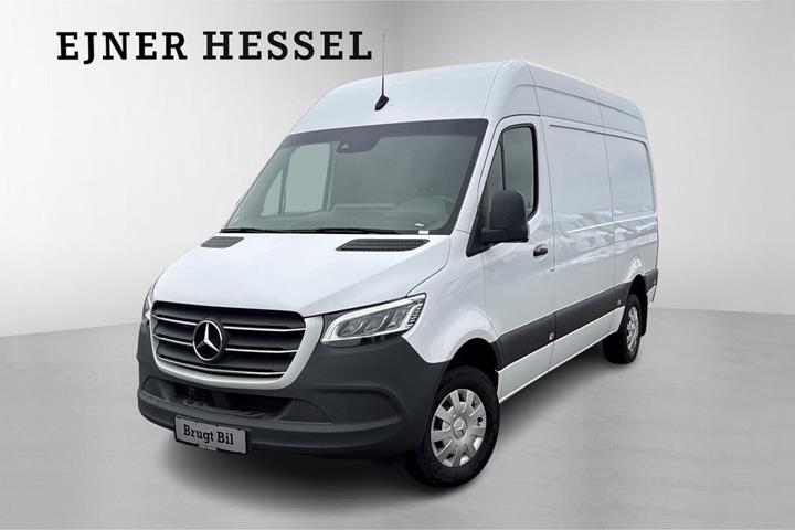 Hvid Mercedes Sprinter 317 fra 2023 set udefra