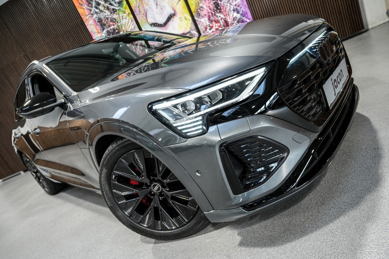 Grå Audi Q8 e-tron fra 2024