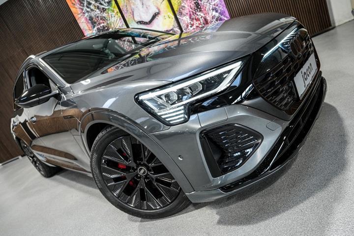 Grå Audi Q8 e-tron fra 2024