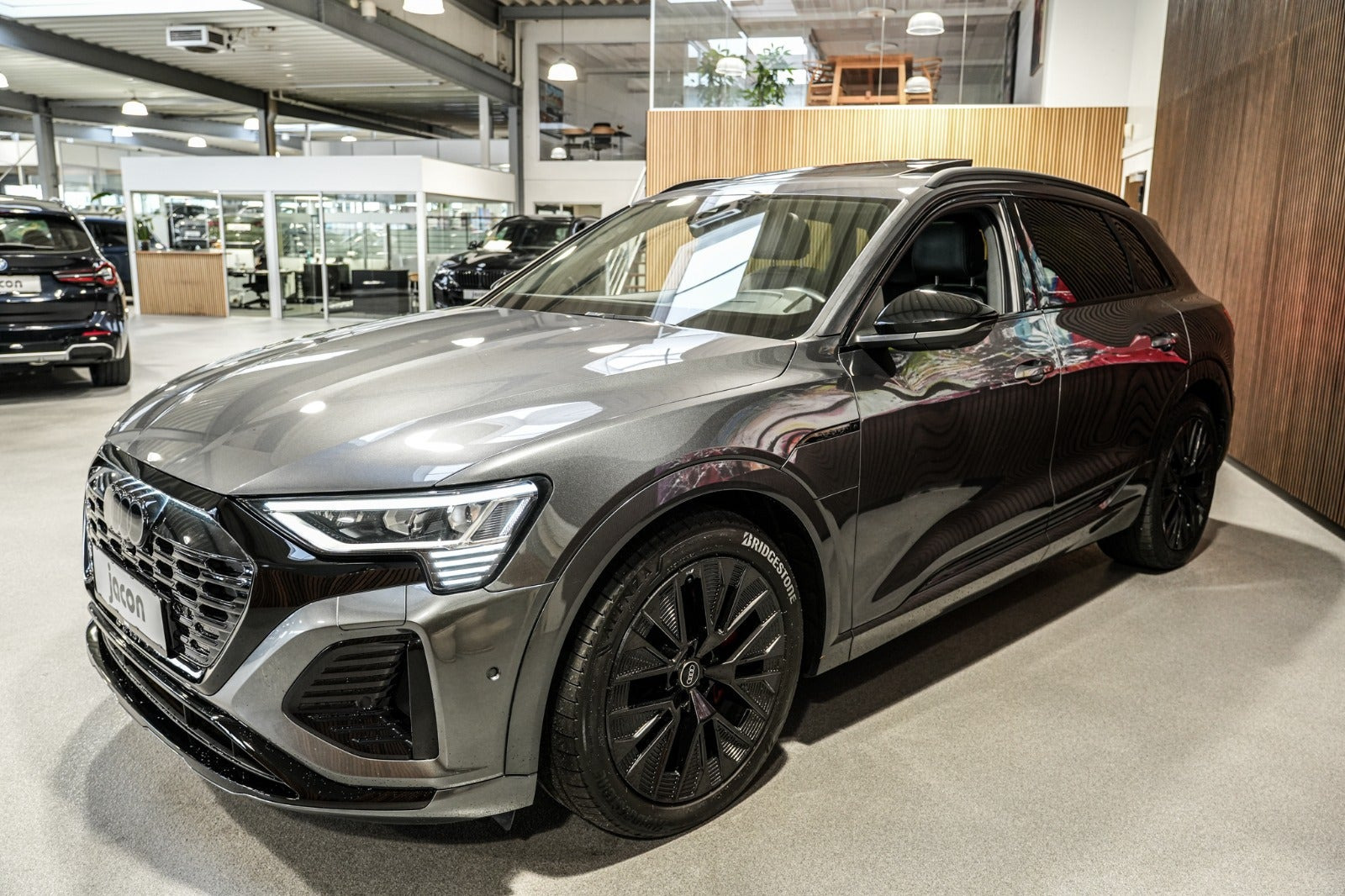 Grå Audi Q8 e-tron fra 2024
