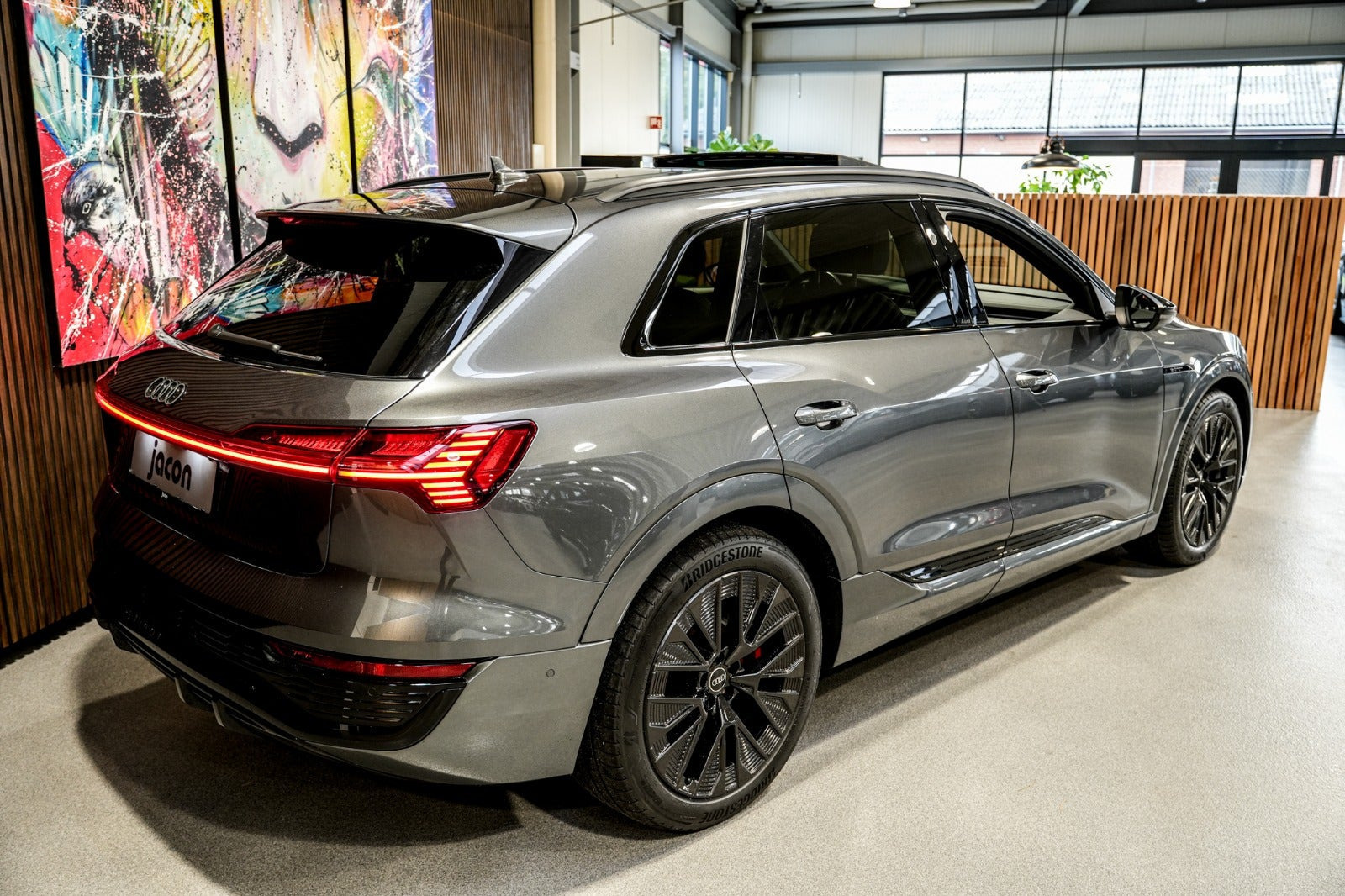 Grå Audi Q8 e-tron fra 2024