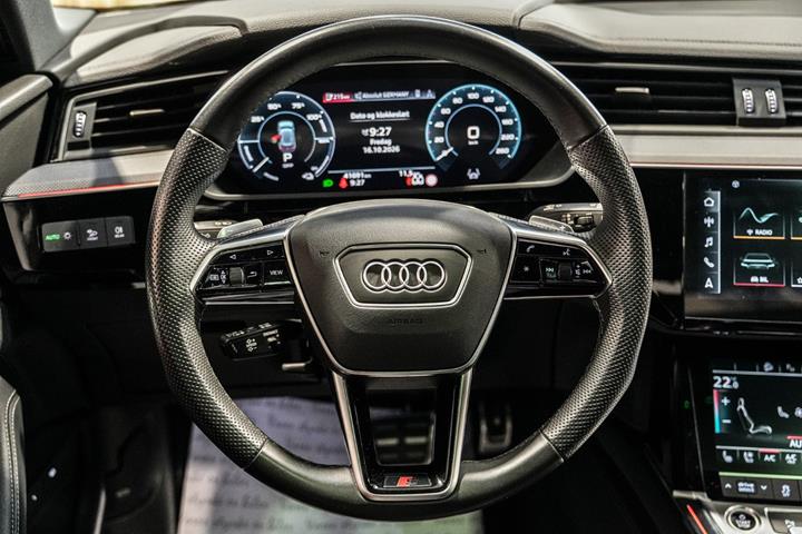 Grå Audi Q8 e-tron fra 2024