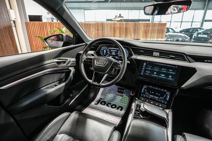 Grå Audi Q8 e-tron fra 2024