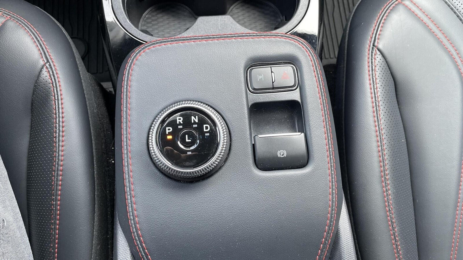 Beige Ford Mustang Mach-E fra 2022