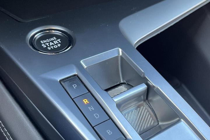 Hvid Peugeot E-308 fra 2024