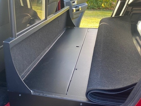Rød Land Rover Discovery 4 fra 2014
