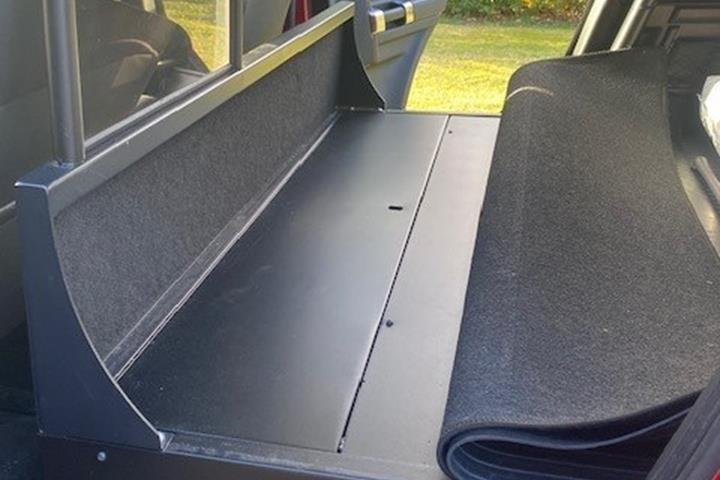 Rød Land Rover Discovery 4 fra 2014