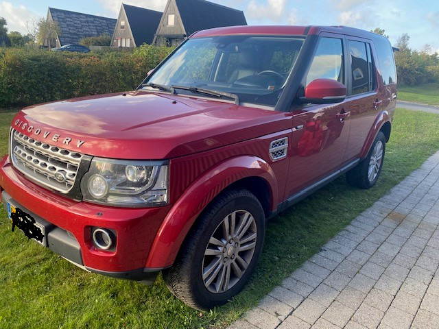 Rød Land Rover Discovery 4 fra 2014