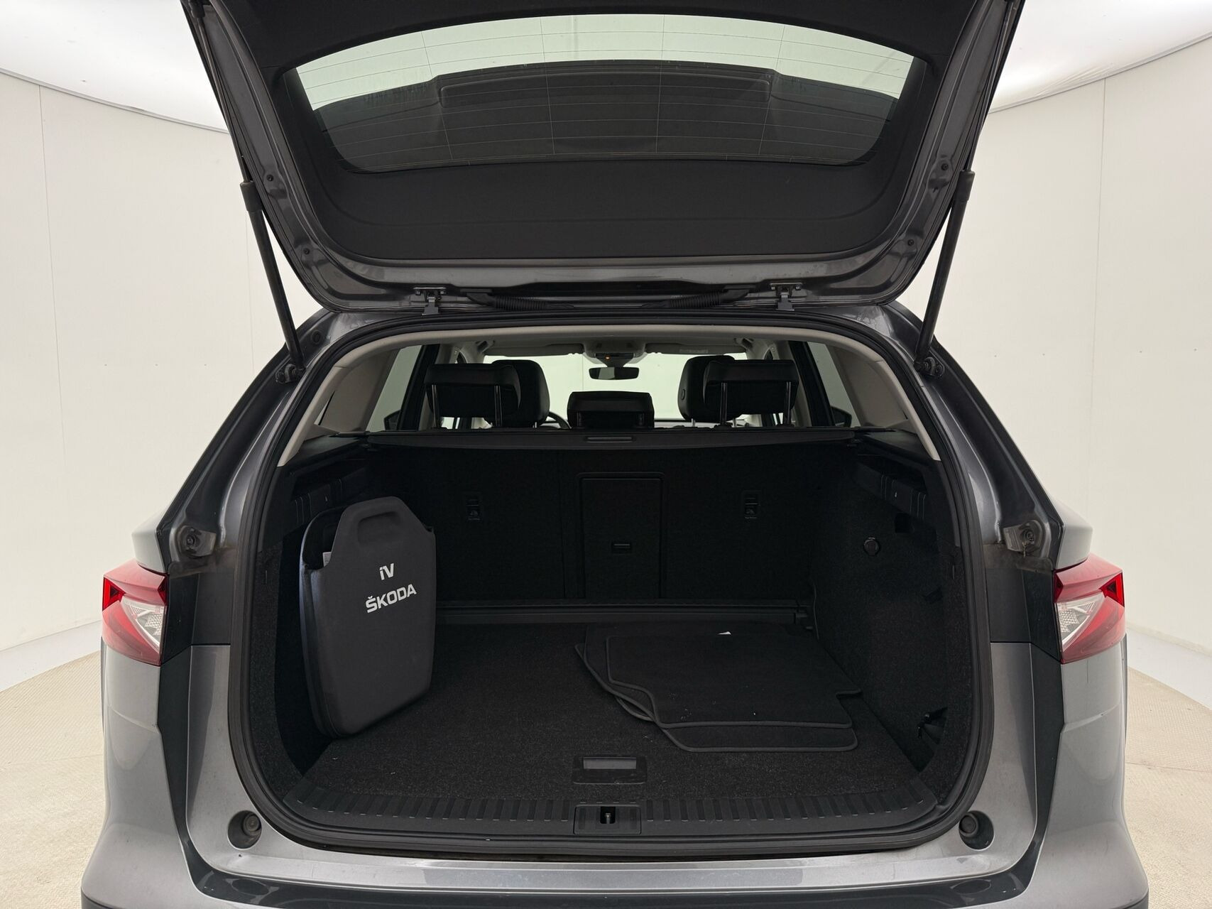 Grå Skoda Enyaq fra 2023