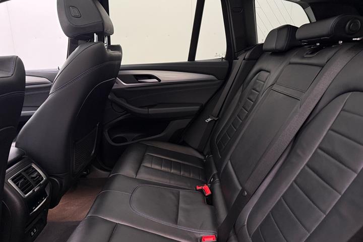 Grå BMW iX3 fra 2022