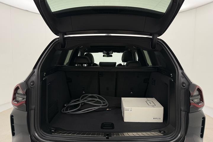 Grå BMW iX3 fra 2022