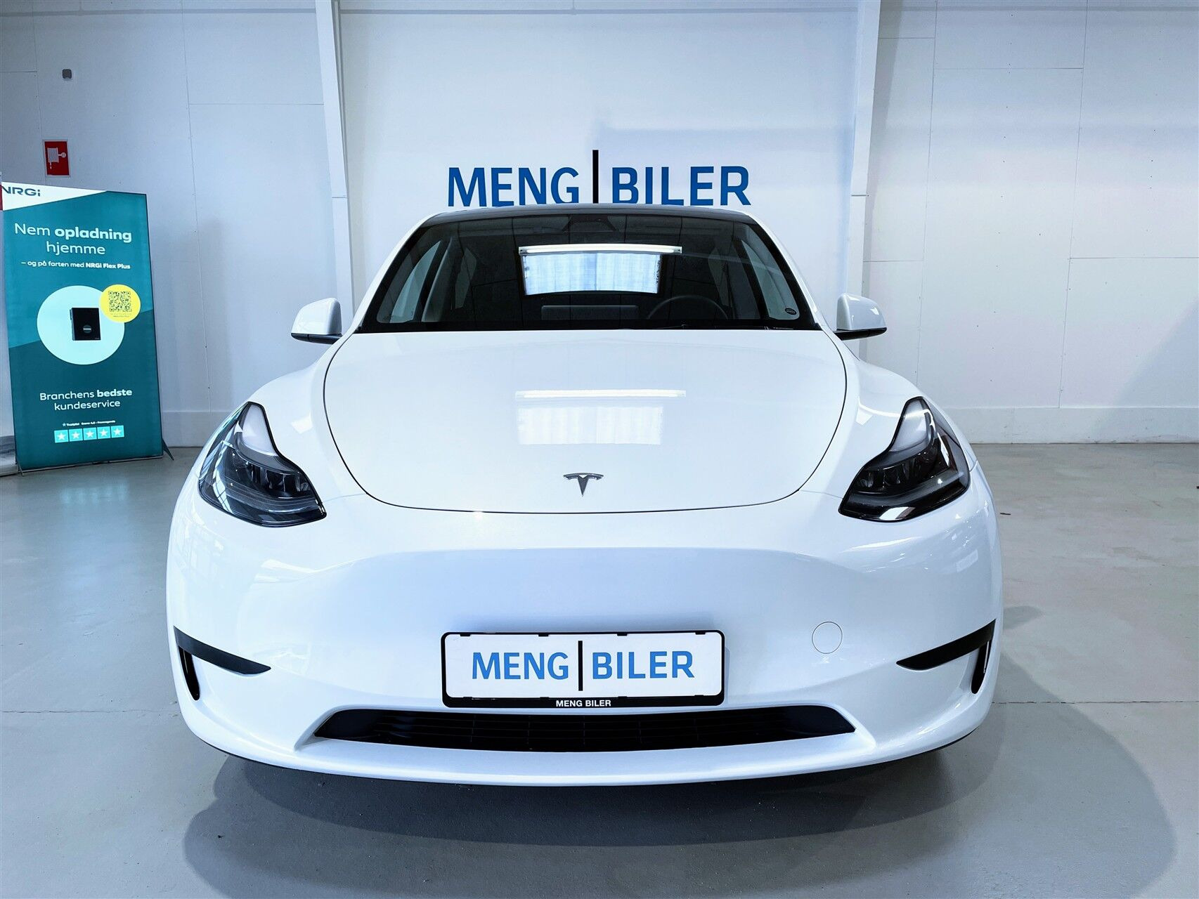 Hvid Tesla Model Y fra 2023