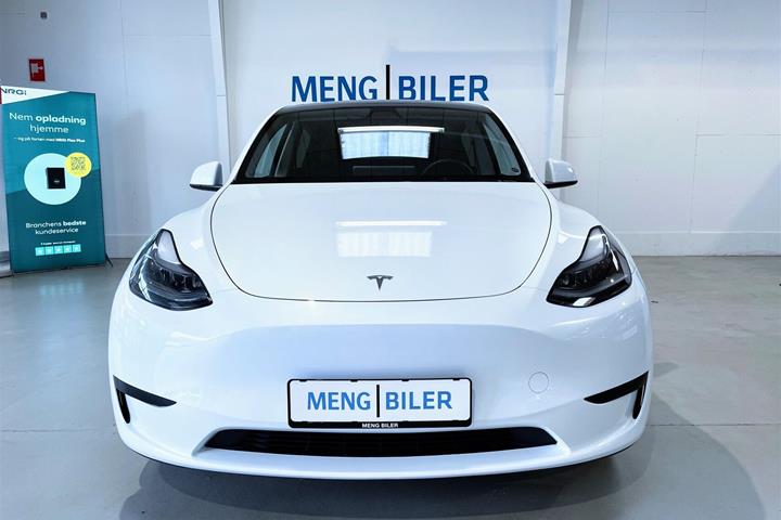 Hvid Tesla Model Y fra 2023