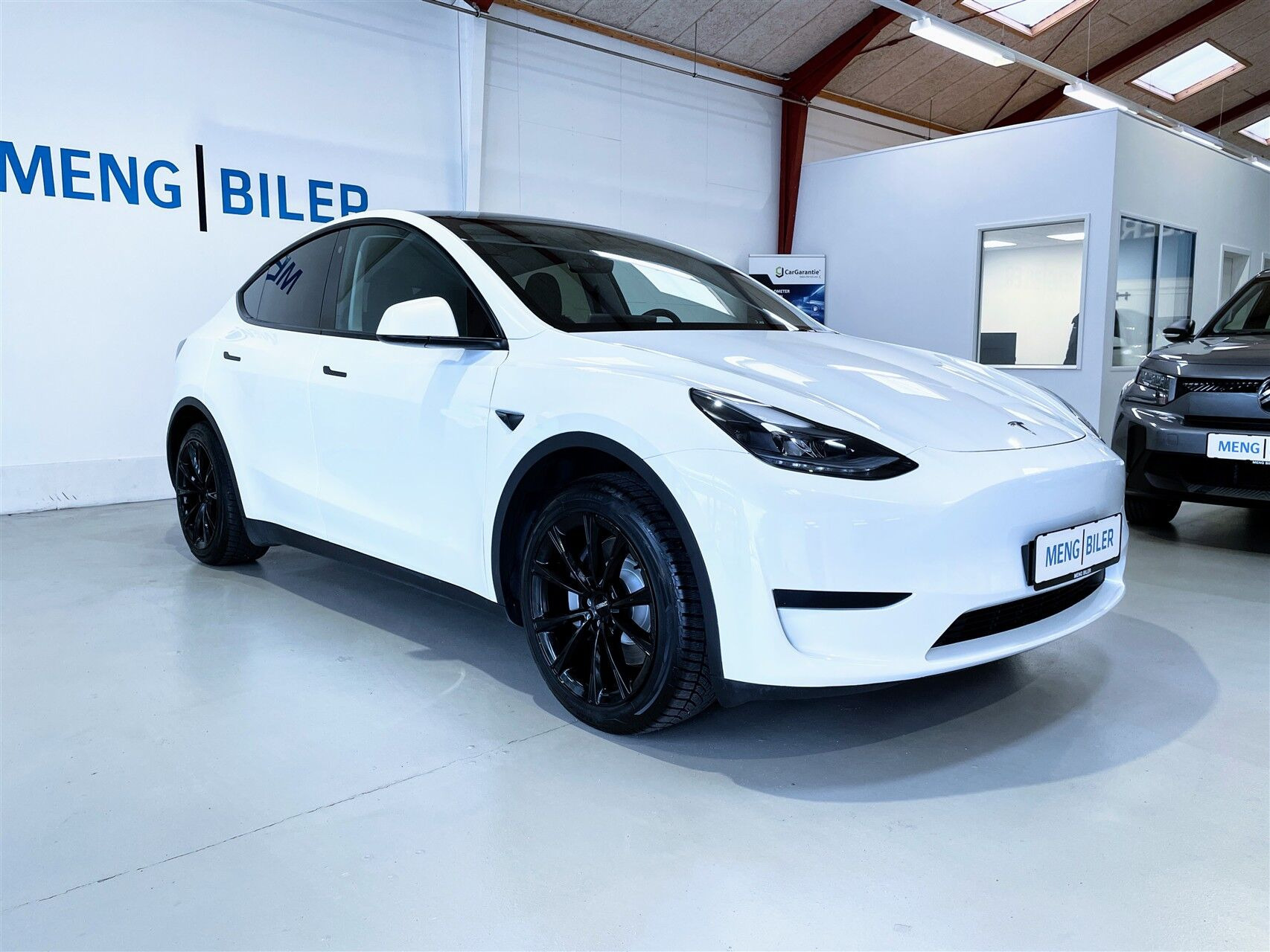 Hvid Tesla Model Y fra 2023