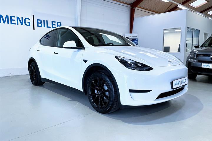 Hvid Tesla Model Y fra 2023