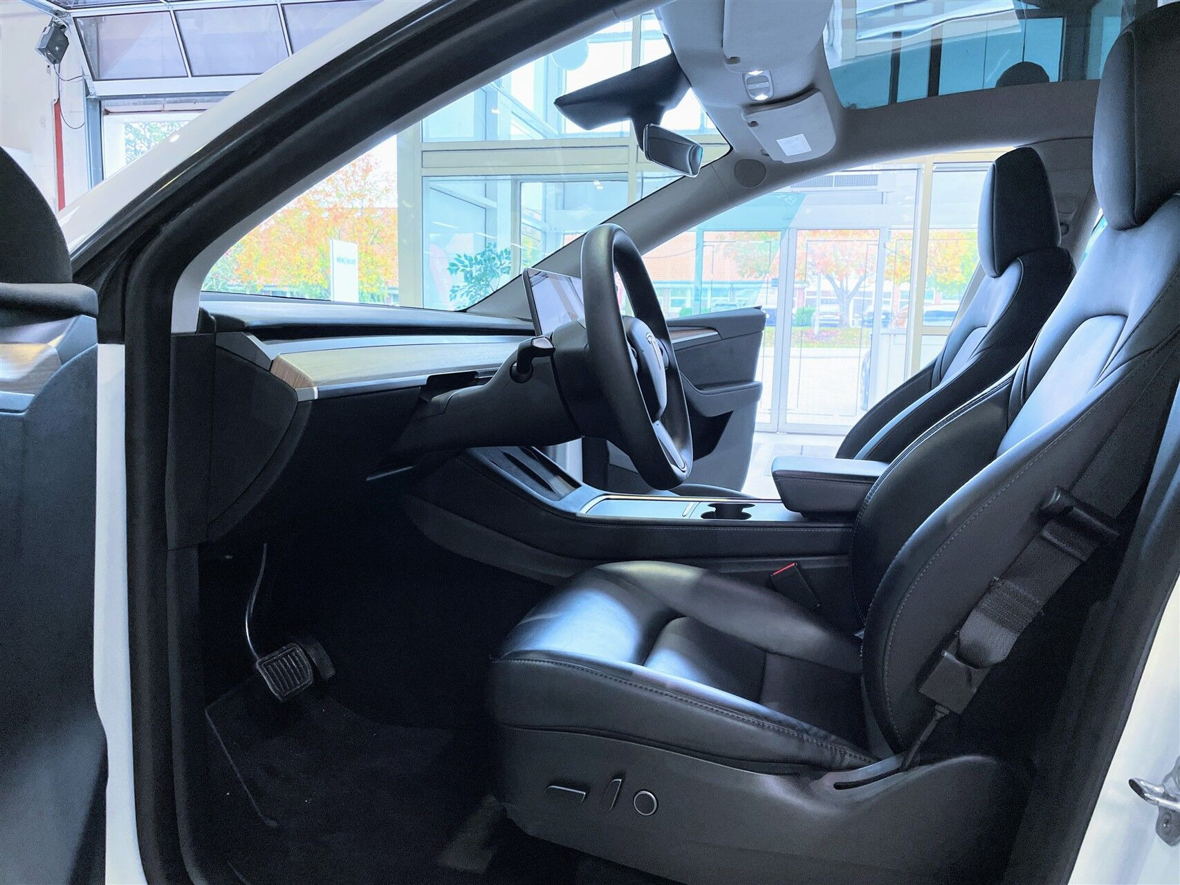 Hvid Tesla Model Y fra 2023
