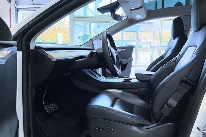 Hvid Tesla Model Y fra 2023
