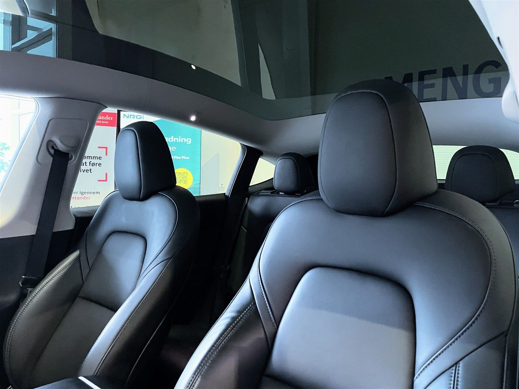 Hvid Tesla Model Y fra 2023