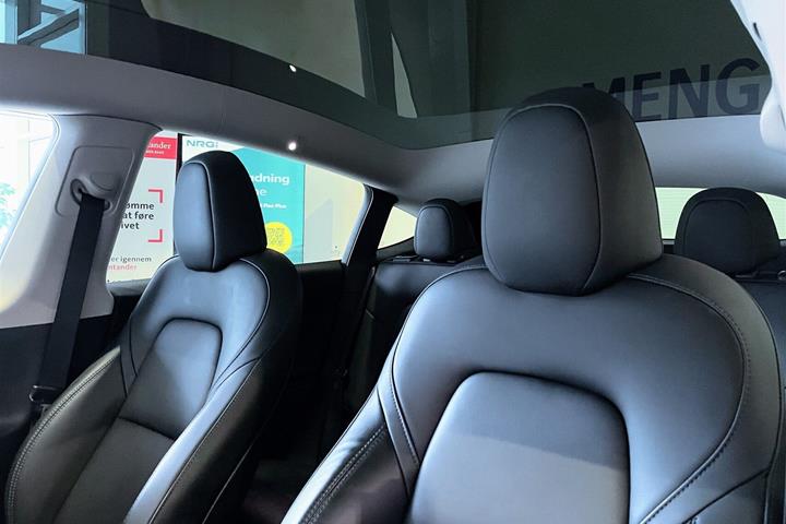 Hvid Tesla Model Y fra 2023