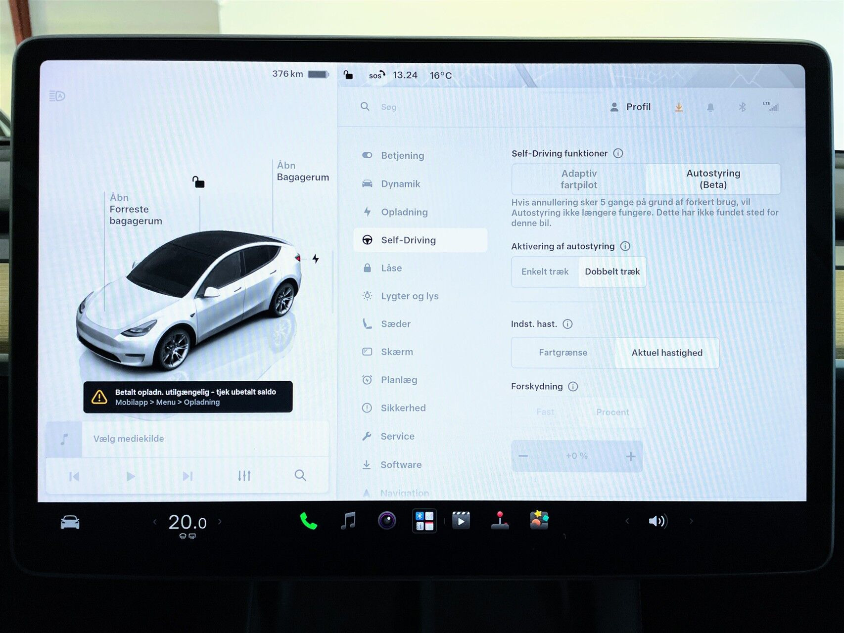 Hvid Tesla Model Y fra 2023