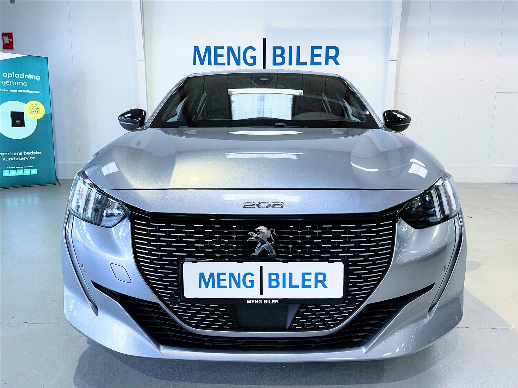 Grå Peugeot e-208 fra 2023