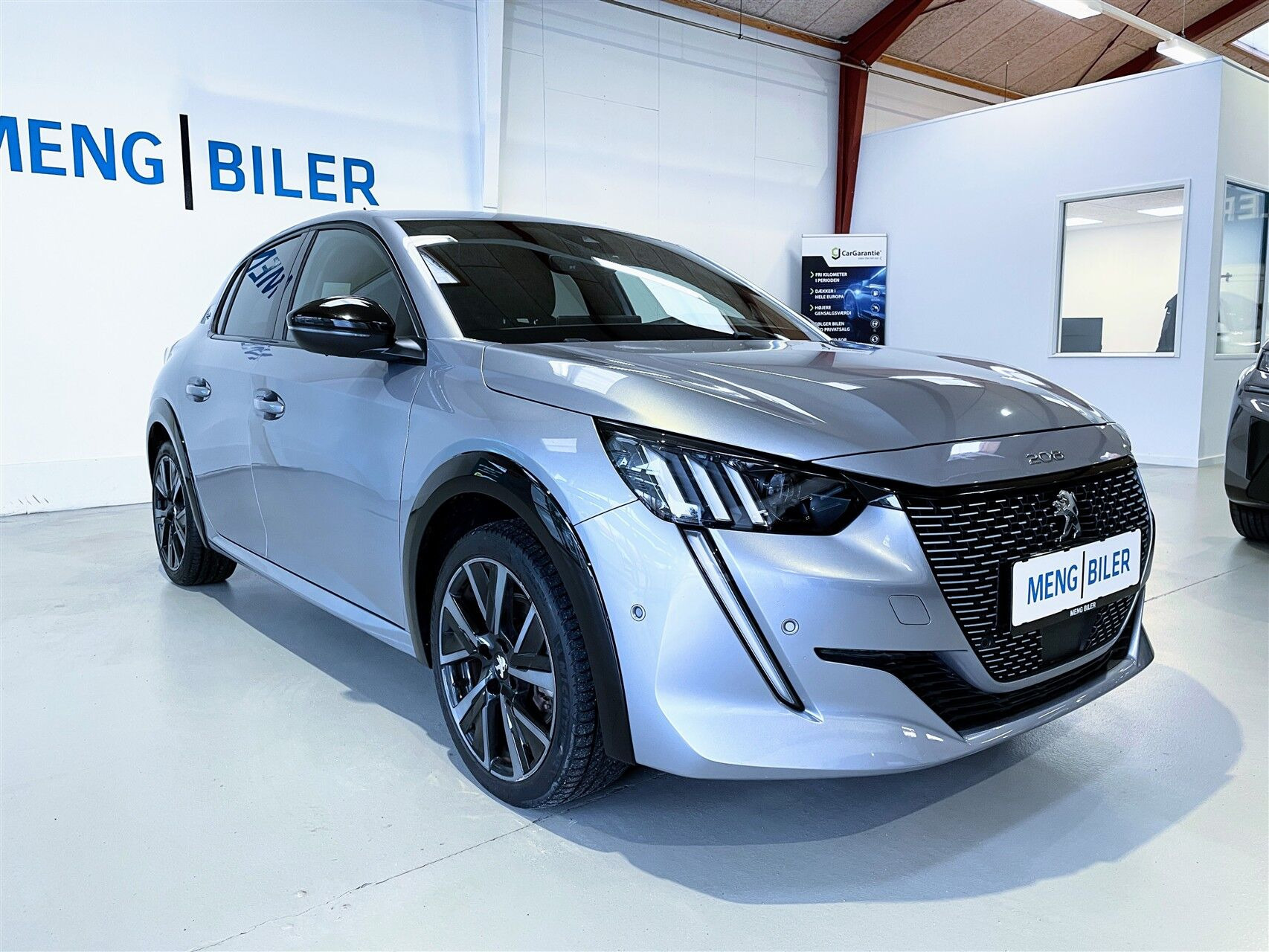 Grå Peugeot e-208 fra 2023