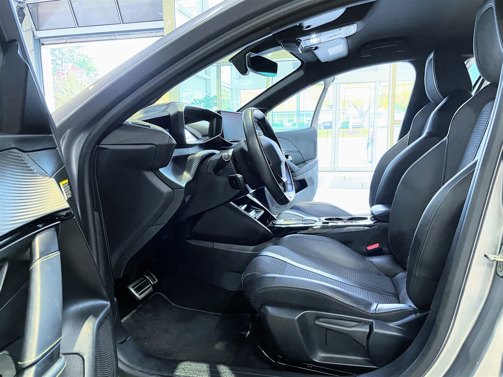 Grå Peugeot e-208 fra 2023