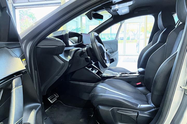 Grå Peugeot e-208 fra 2023