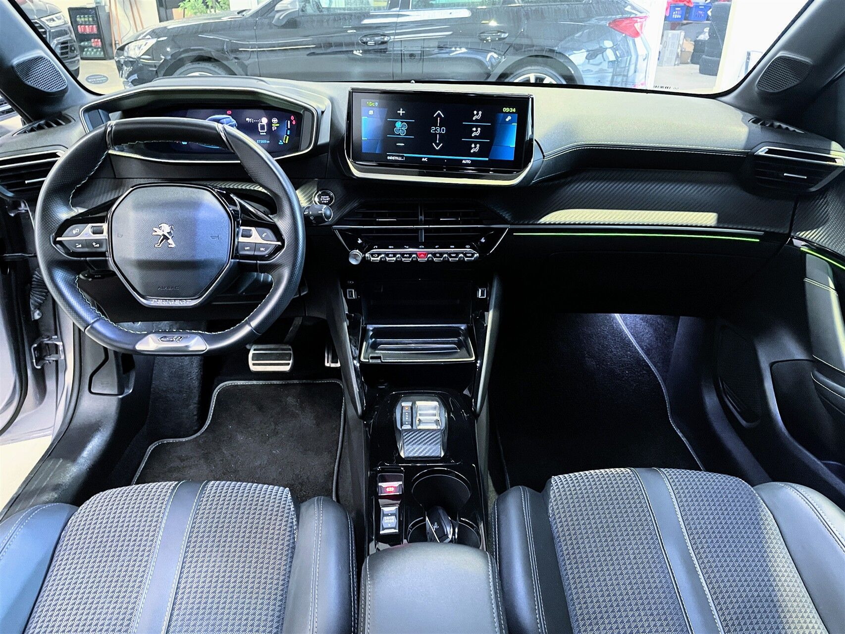 Grå Peugeot e-208 fra 2023