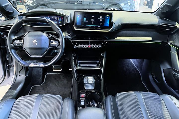 Grå Peugeot e-208 fra 2023