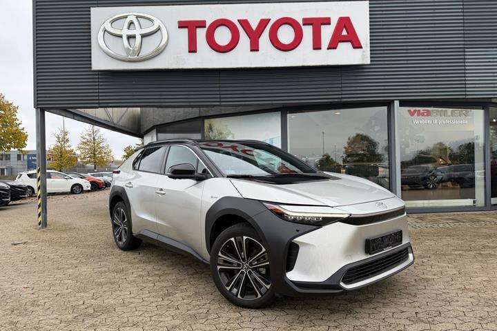 Grå Toyota BZ4X fra 2024
