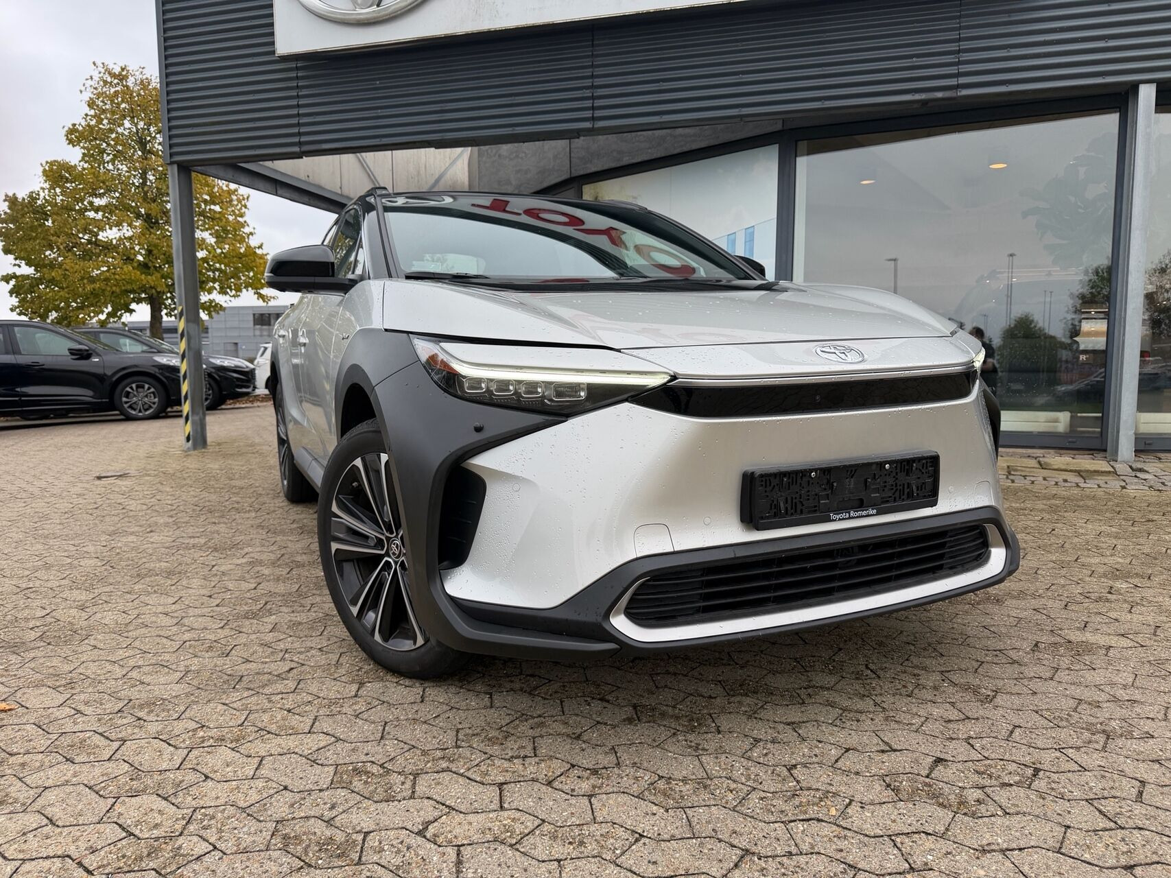 Grå Toyota BZ4X fra 2024