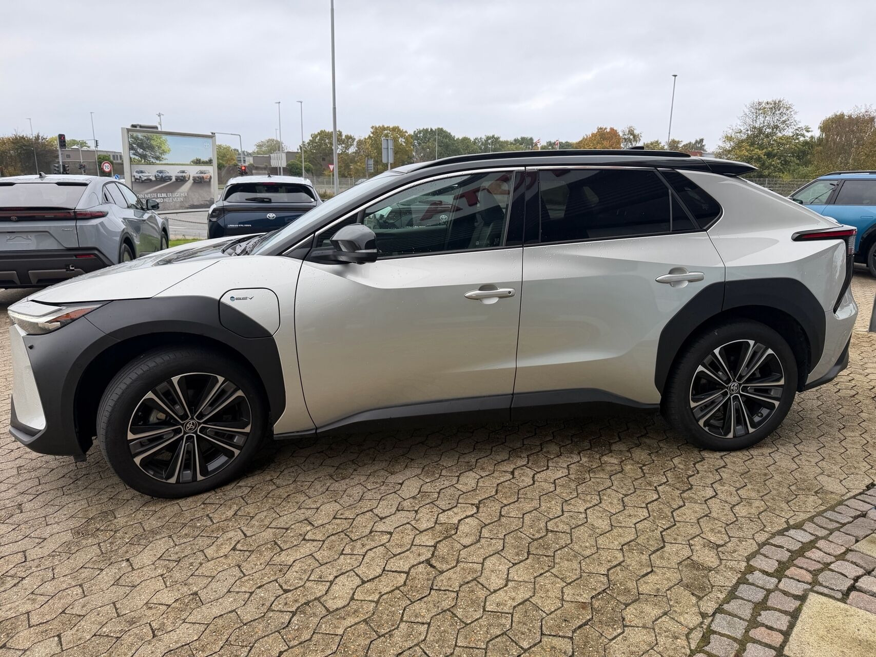 Grå Toyota BZ4X fra 2024