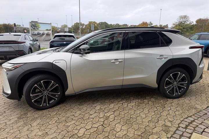 Grå Toyota BZ4X fra 2024