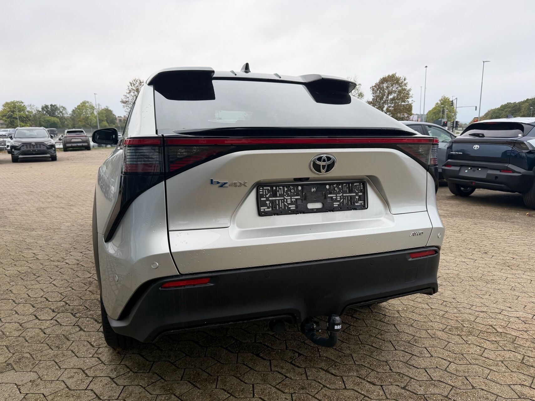 Grå Toyota BZ4X fra 2024