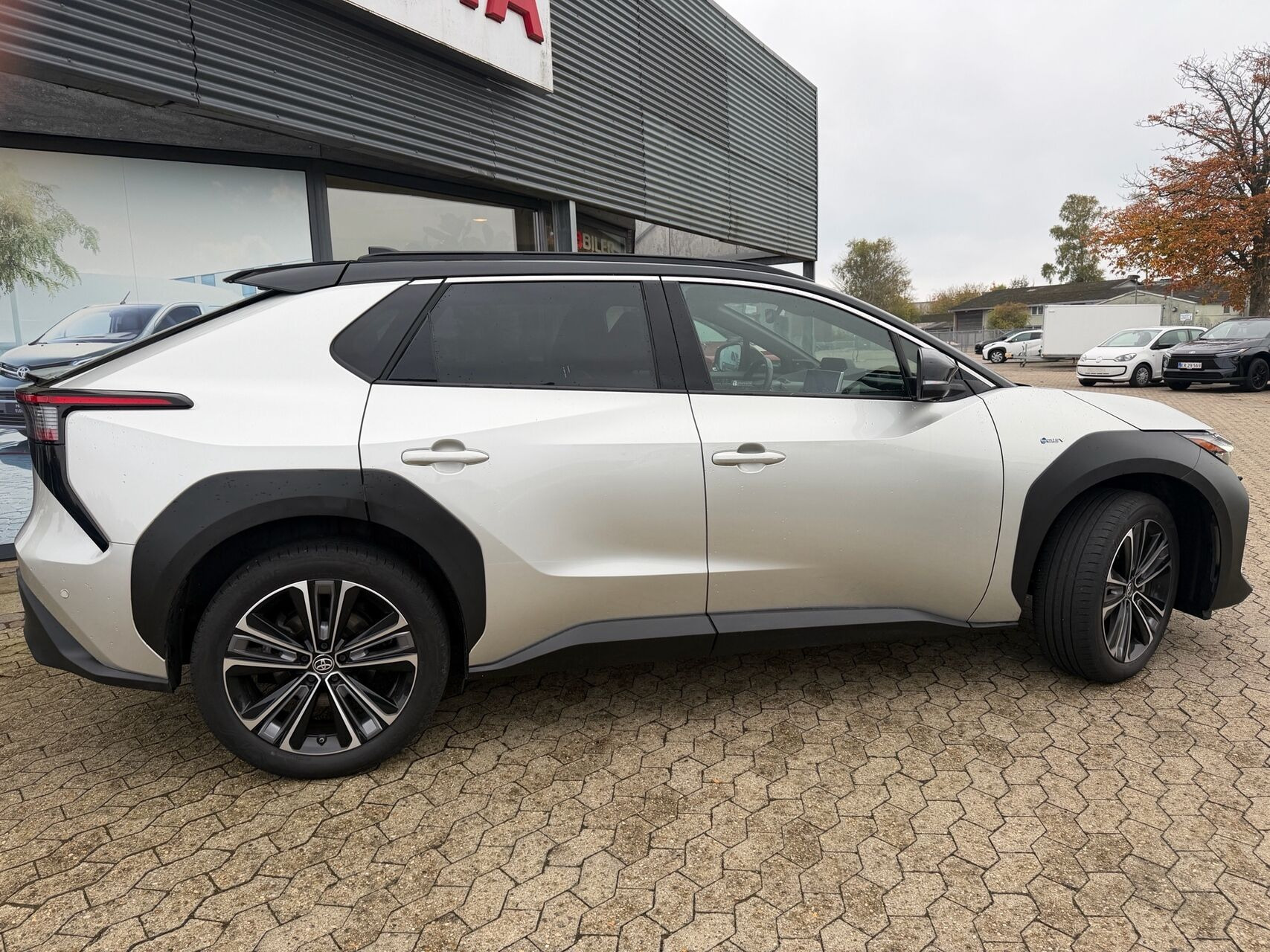 Grå Toyota BZ4X fra 2024