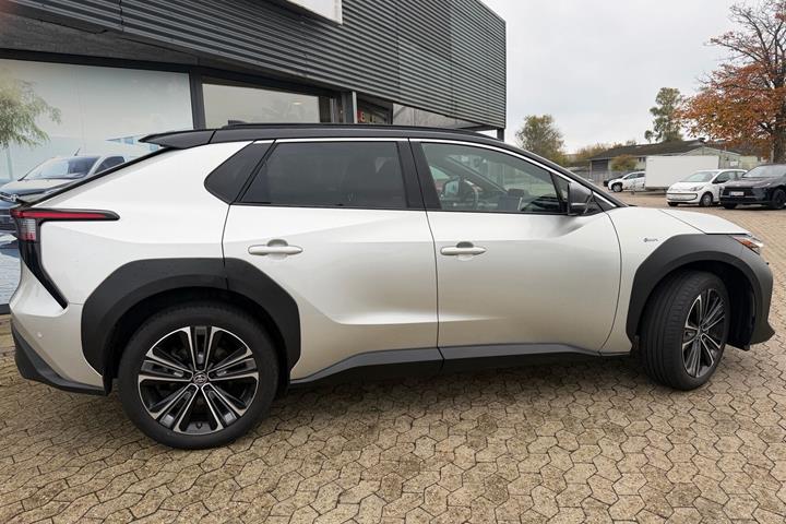 Grå Toyota BZ4X fra 2024