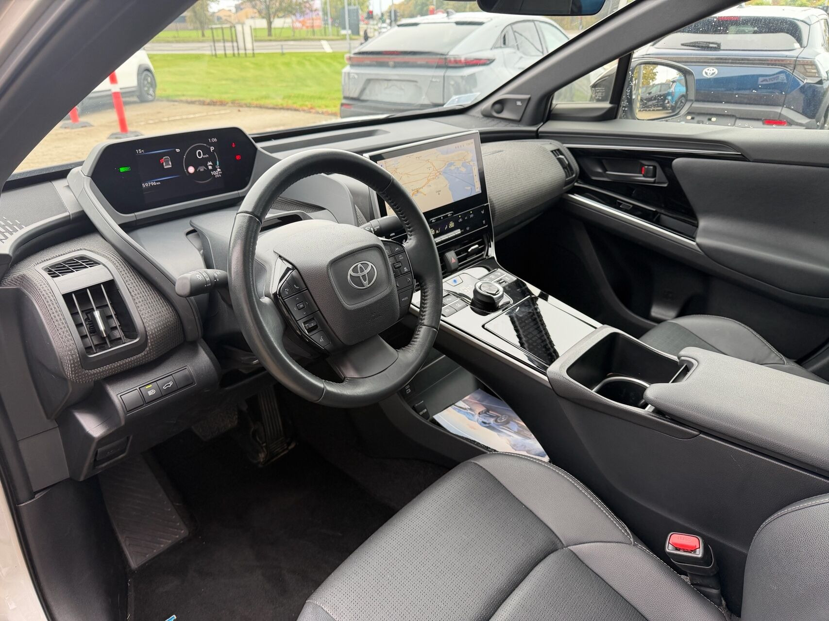 Grå Toyota BZ4X fra 2024
