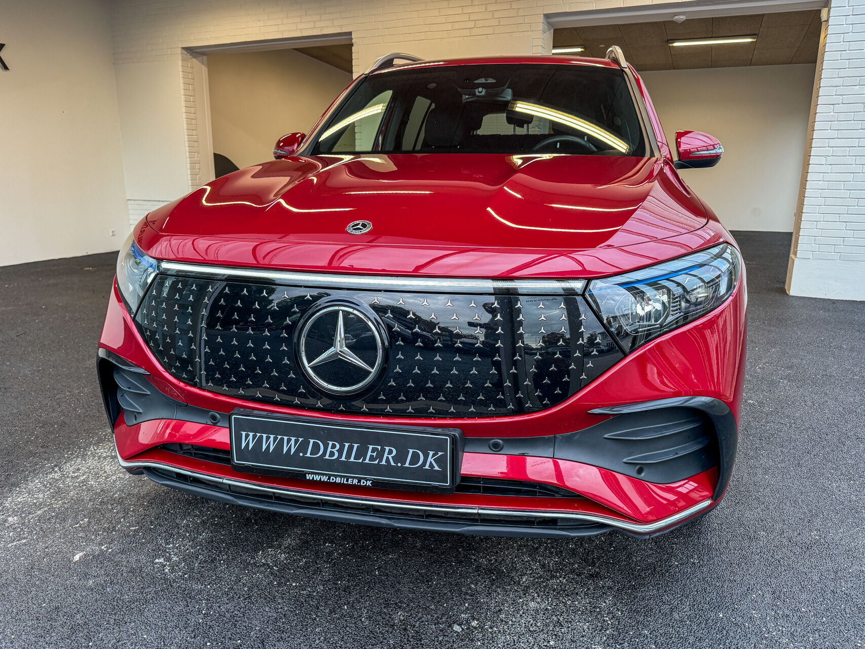 Rød Mercedes EQB250+ fra 2024