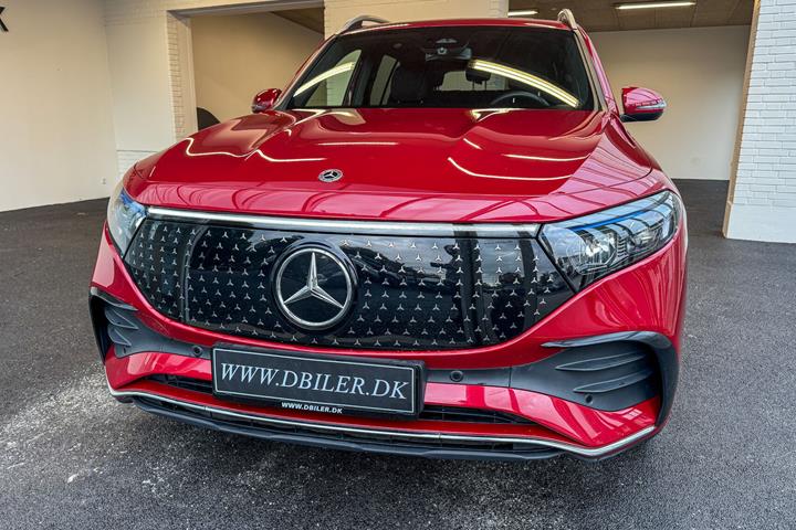 Rød Mercedes EQB250+ fra 2024