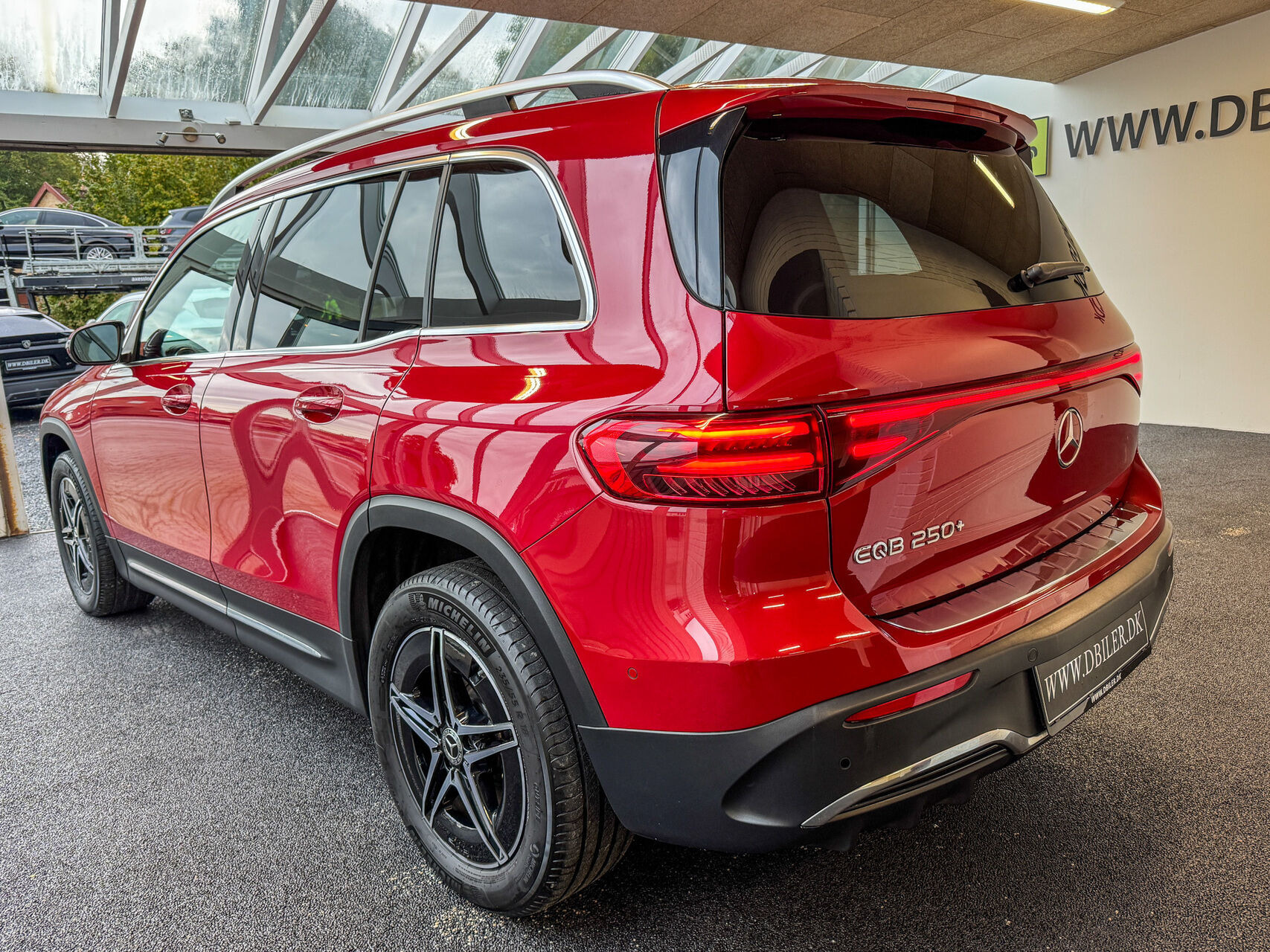 Rød Mercedes EQB250+ fra 2024