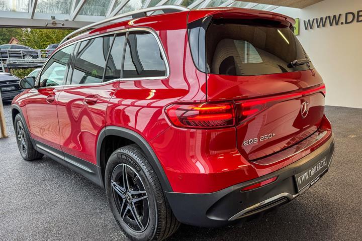 Rød Mercedes EQB250+ fra 2024