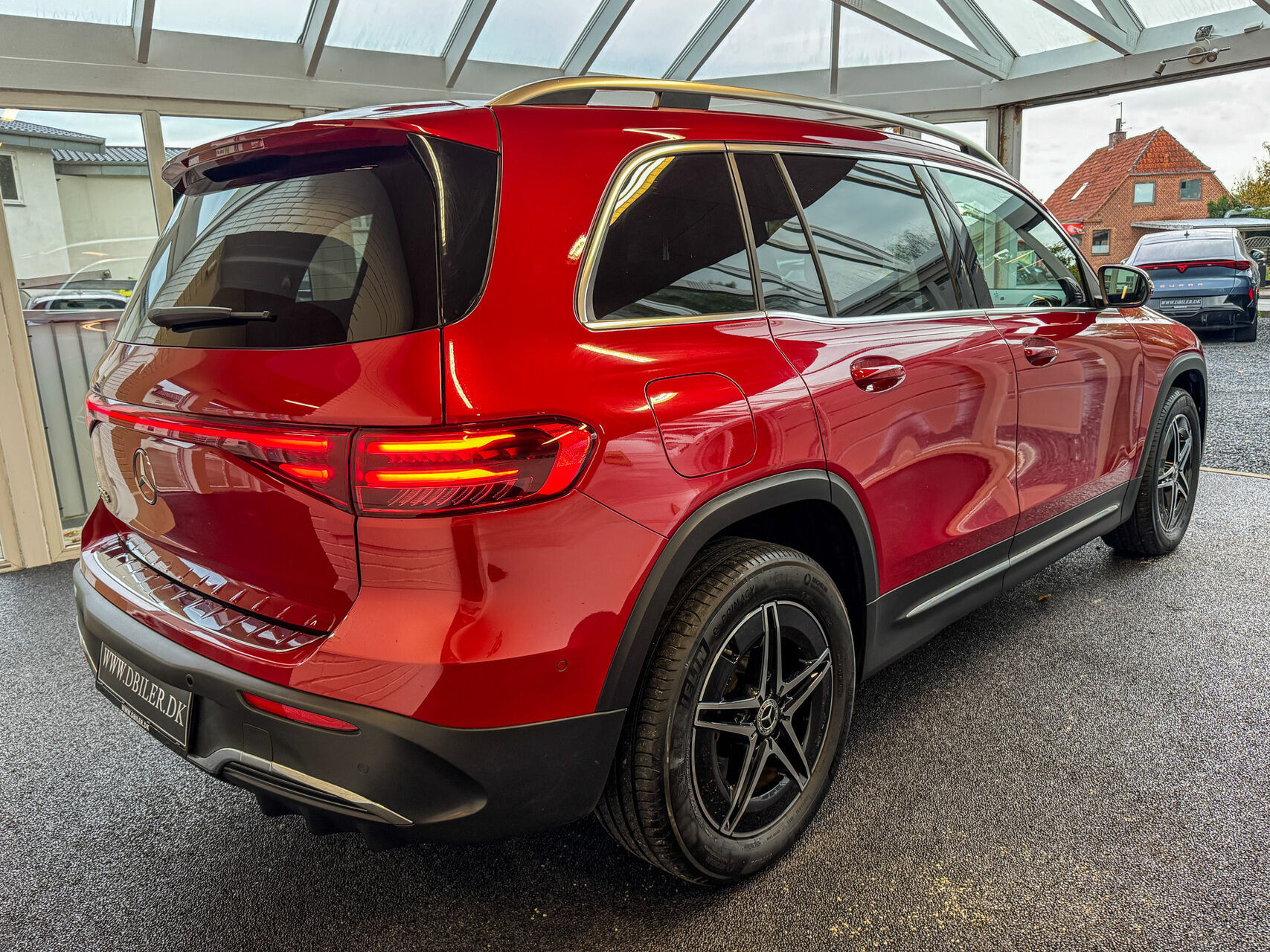 Rød Mercedes EQB250+ fra 2024