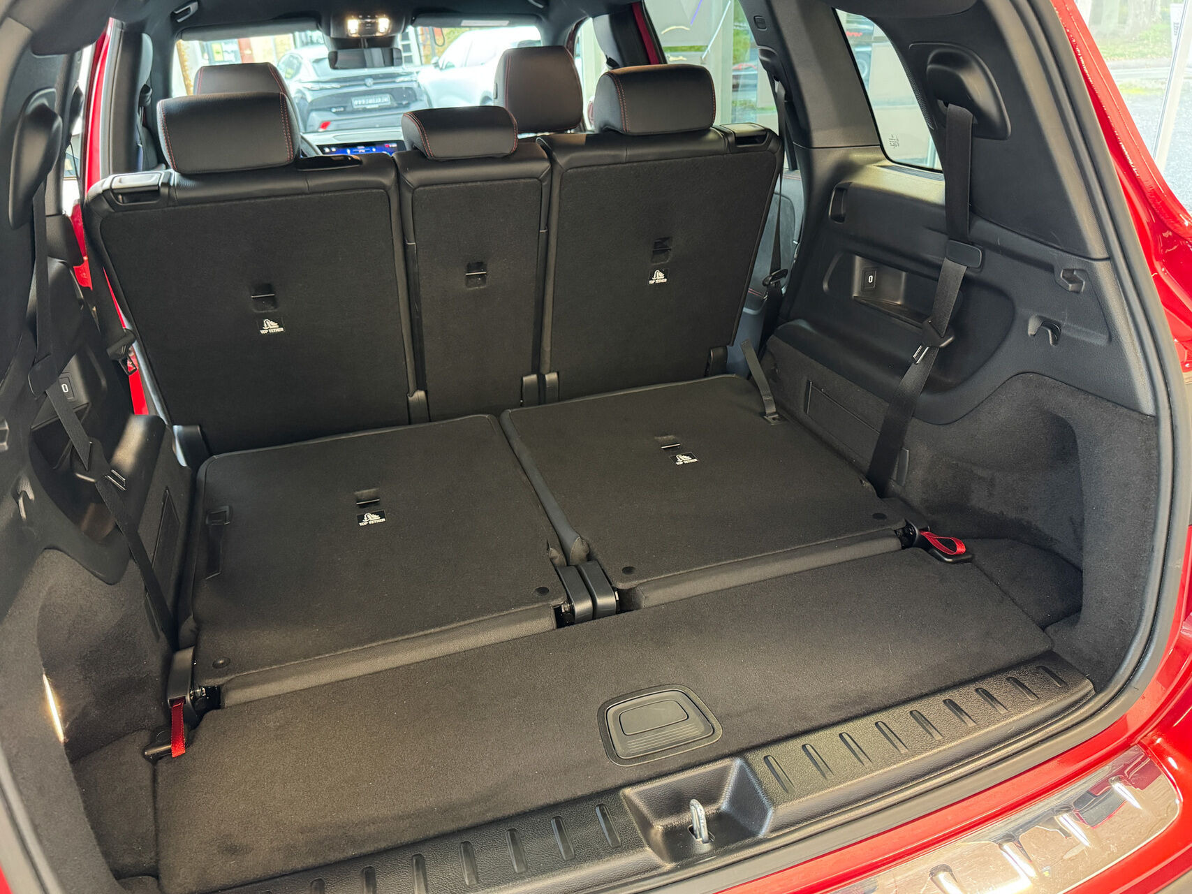Rød Mercedes EQB250+ fra 2024